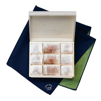 梅干し「ふくふく」 木箱入 風呂敷包 9粒